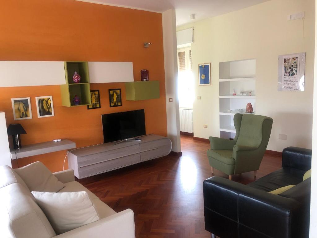 un soggiorno con divano e TV di Casa Centrale- Holiday House a Matera