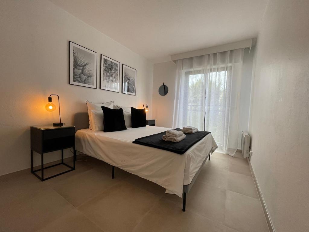 une chambre avec un lit et une fenêtre dans l'établissement Domaine D'Ahmosis, modern 2 bedrooms refurbished apartment, f3 moderne fraichement rénové, au Cannet