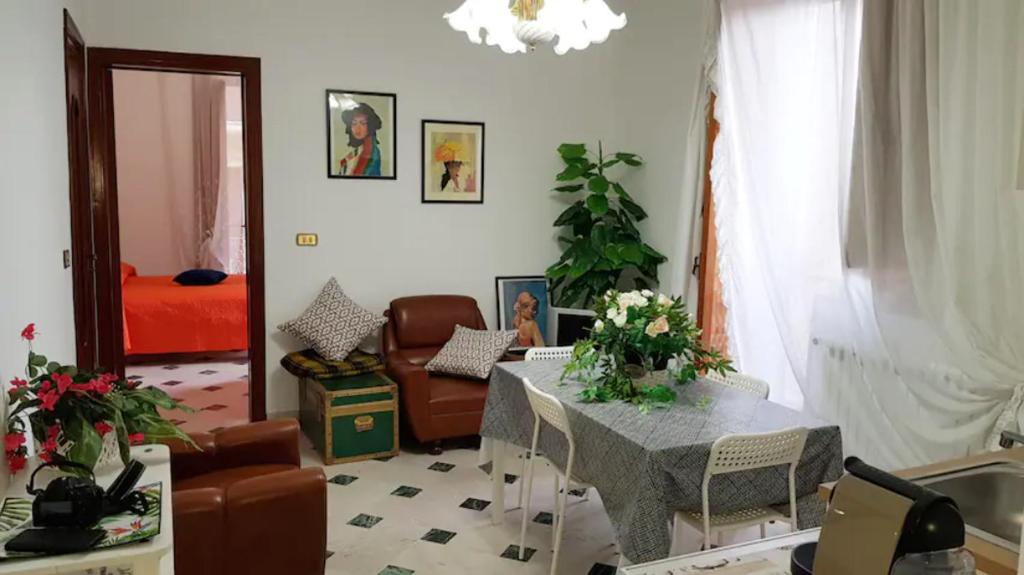 sala de estar con sofá y mesa en La casa del mugnaio 2019, en Castronuovo di Sicilia