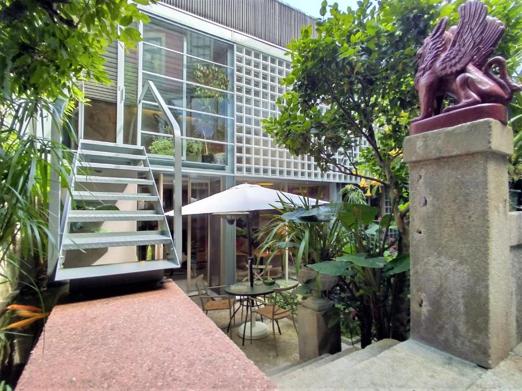 una escalera frente a un edificio con una mesa en Garden House, en Oporto