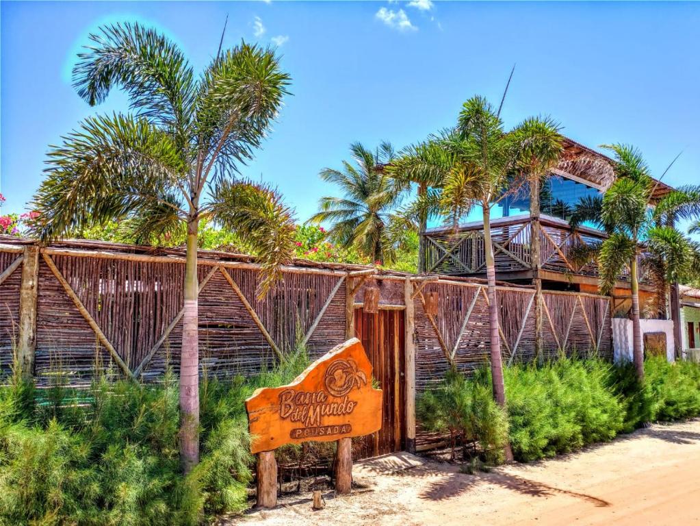 een bord voor een gebouw met palmbomen bij Pousada Barra del Mundo in Barra Grande