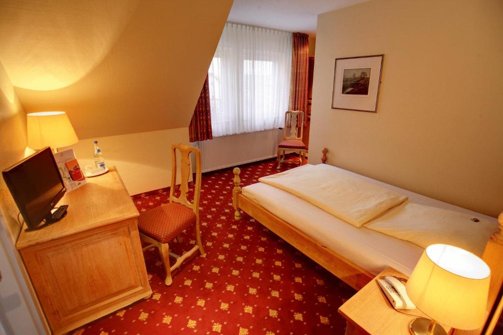 Postel nebo postele na pokoji v ubytování Hotel Kronprinz Garni