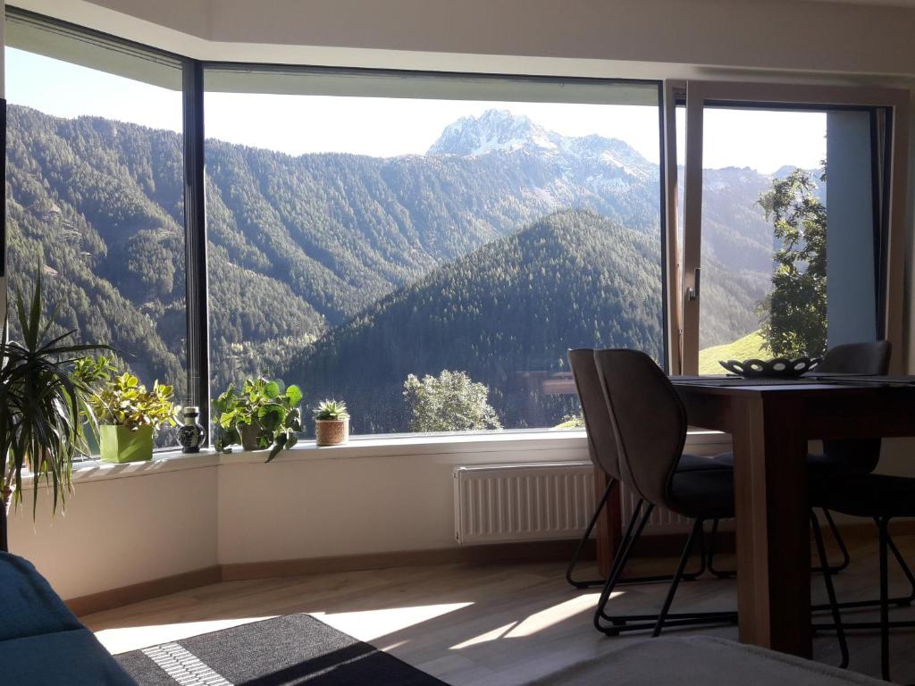 カンポ・ディ・トレンスにあるHofstatthofの山の景色を望むテーブル付きの部屋