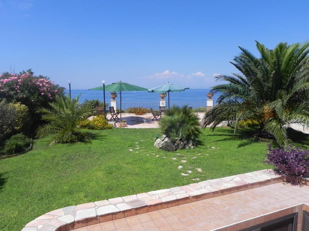 a garden with a view of the ocean at Albergo Belvedere in Ventotene
