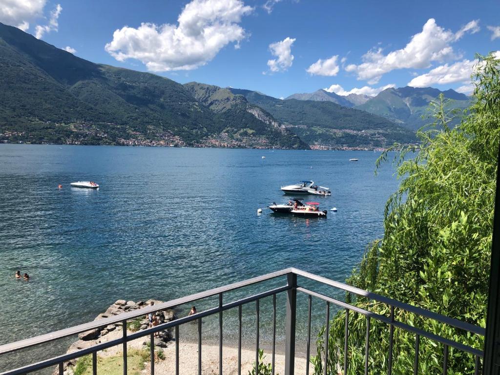 een uitzicht op een meer met boten in het water bij Cottage il Cigno con accesso al lago - Como Lake in Dervio