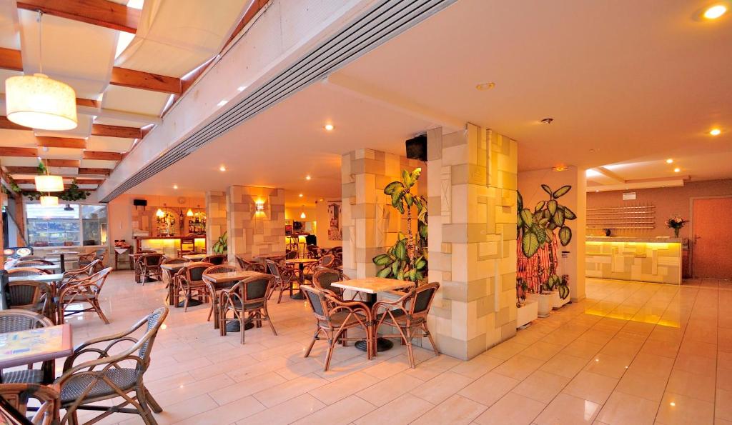 A restaurant or other place to eat at Carina Hotel