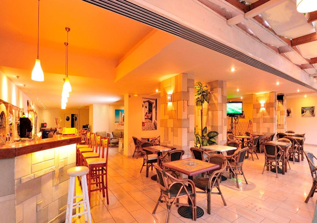 A restaurant or other place to eat at Carina Hotel