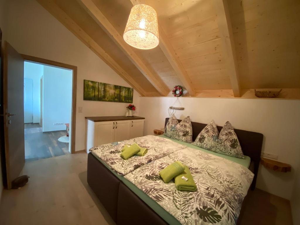 Uma cama ou camas num quarto em Gasthaus zum Fuchs - Familie Andrä