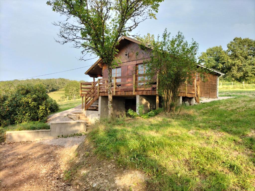 uma casa de madeira no topo de uma colina em Les Chaumes em Villiers-en-Morvan