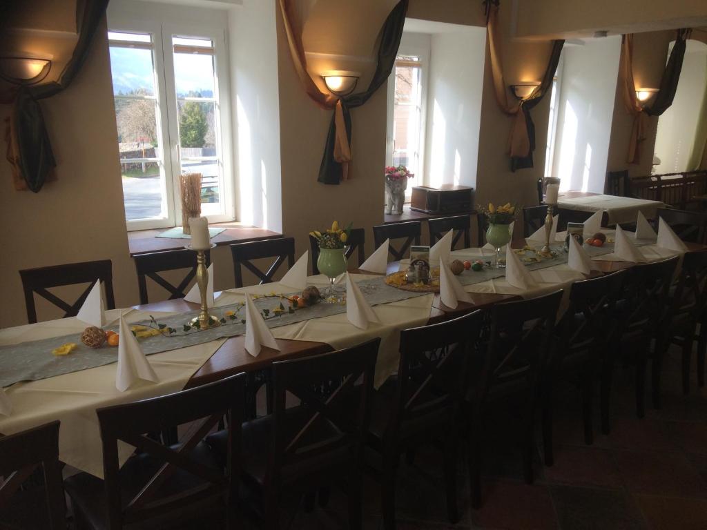 Um restaurante ou outro lugar para comer em Gasthaus zum Fuchs - Familie Andrä