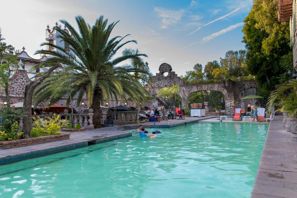 Hotel Ex Hacienda La Pitaya Querétaro في Villa del Pueblito: مسبح الاطفال في المنتجع