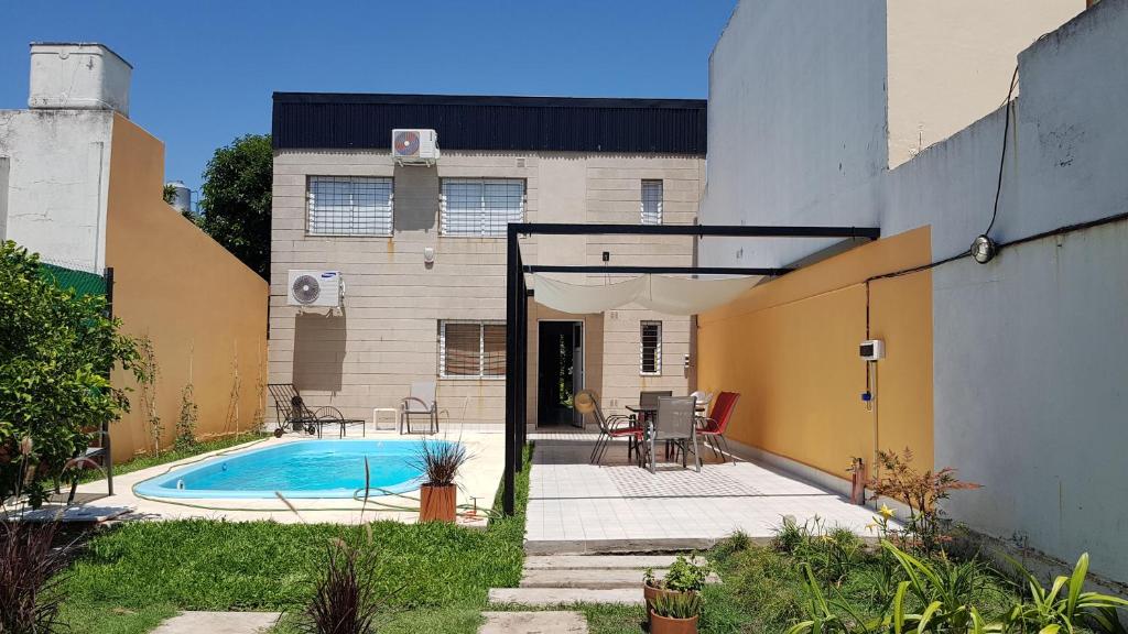 Bazén v ubytování Casa con pileta LA PLATA nebo v jeho okolí