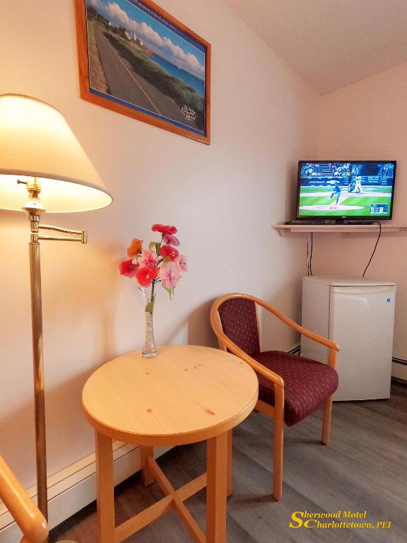 TV a/nebo společenská místnost v ubytování Sherwood Inn and Motel Charlottetown