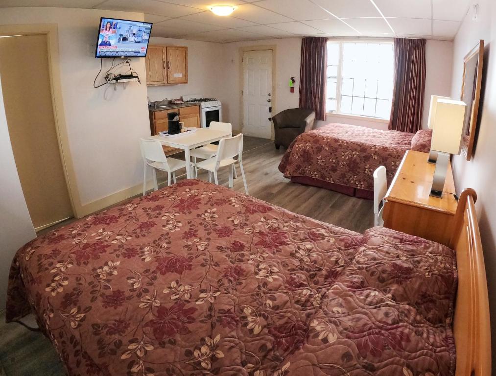 Postel nebo postele na pokoji v ubytování Sherwood Inn and Motel Charlottetown
