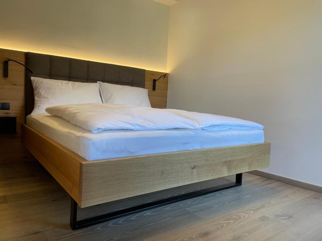 A bed or beds in a room at HAUSZEIT APPARTEMENTS
