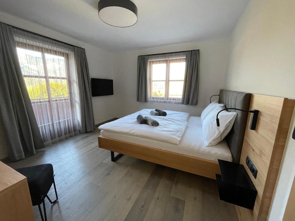 A bed or beds in a room at HAUSZEIT APPARTEMENTS