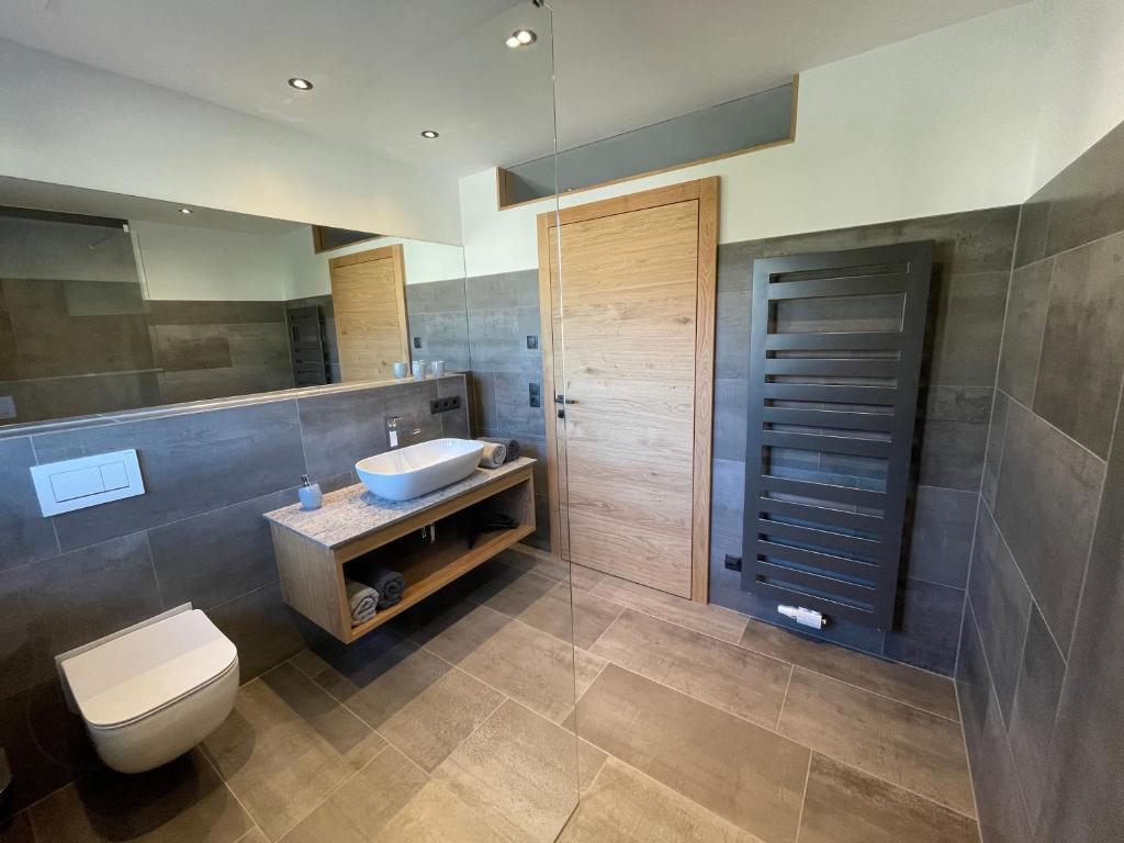 A bathroom at HAUSZEIT APPARTEMENTS