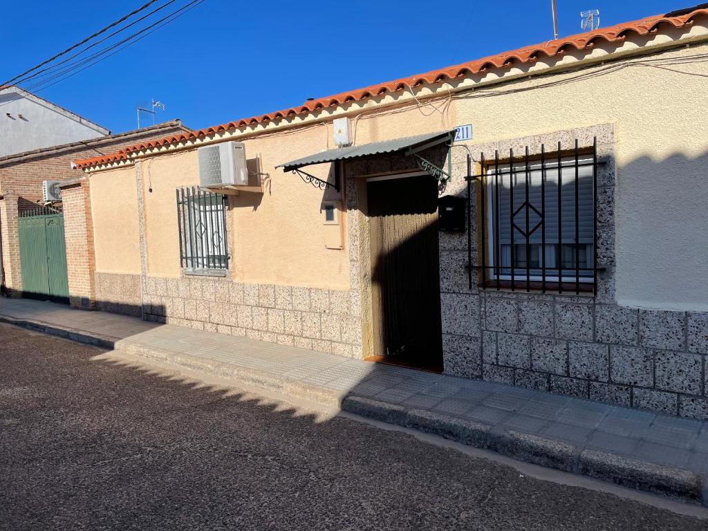 um edifício com uma porta ao lado de uma rua em Casa Alberche a 9Km Talavera em Alberche del Caudillo