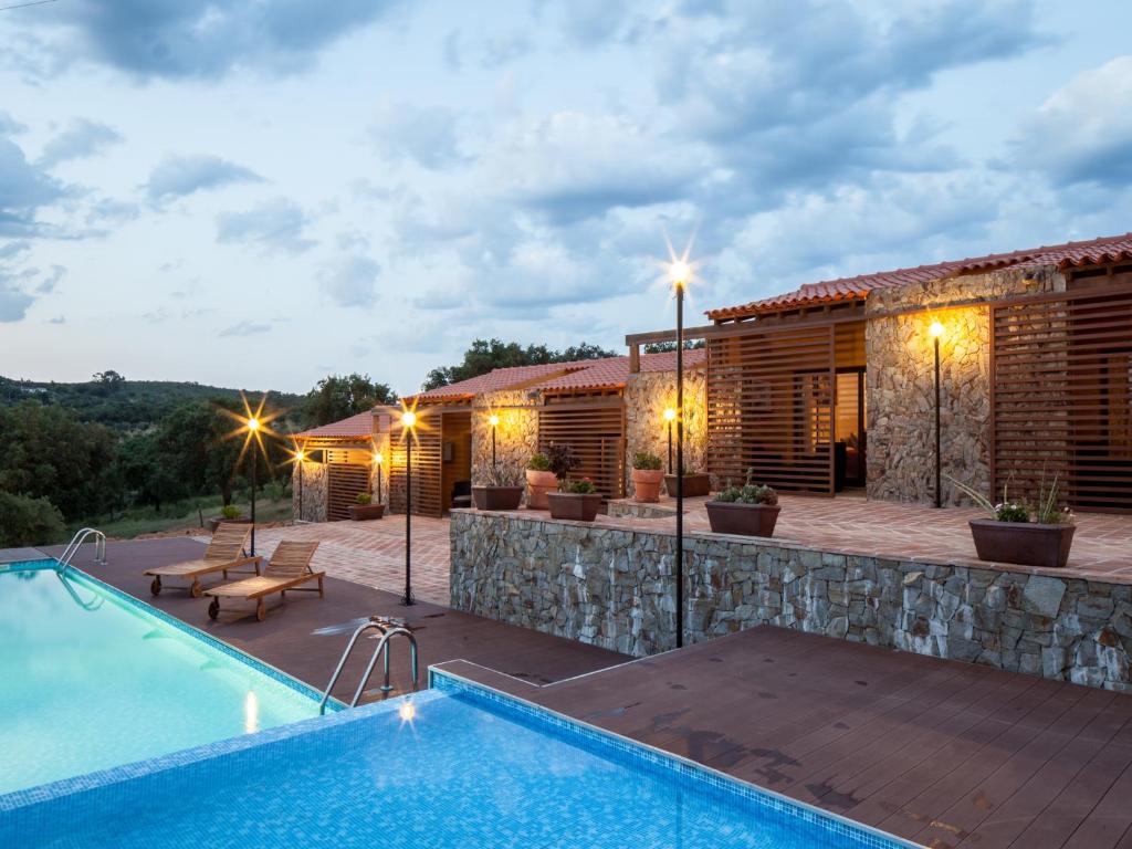 uma villa com uma piscina e uma casa em Monte da Esperanca em Esperança