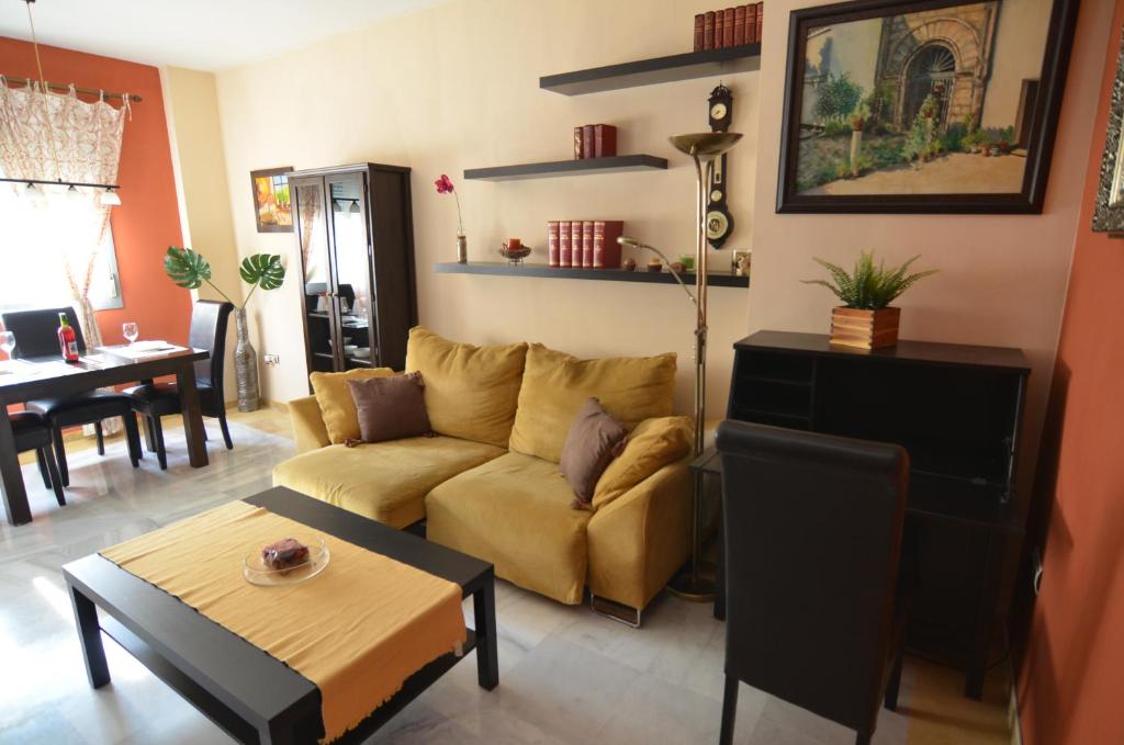 - un salon avec un canapé et une table dans l'établissement Marqués de San Lorenzo -2 dormitorios & FREE parking, à Séville