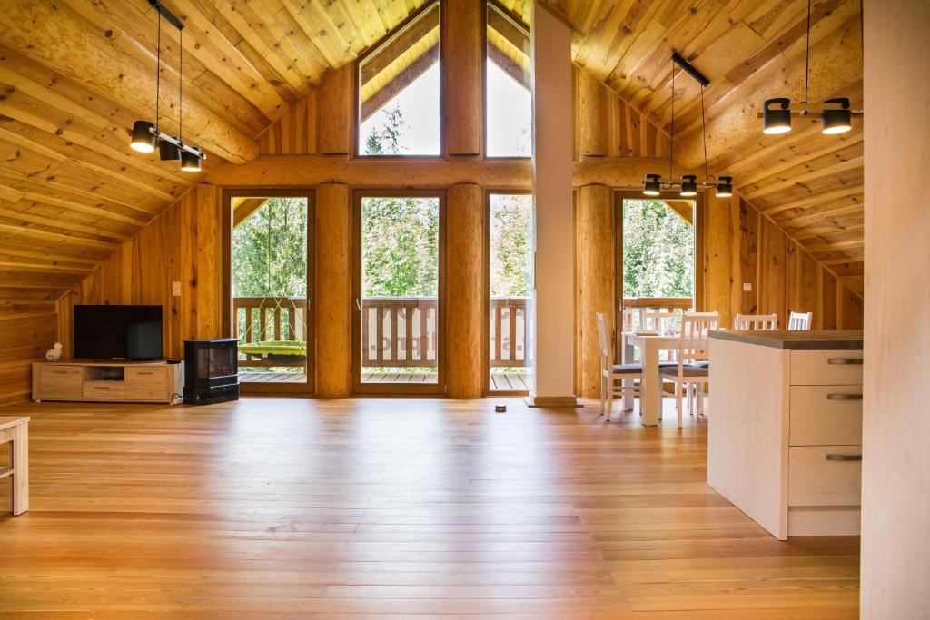 Kuchnia lub aneks kuchenny w obiekcie Luxusní srub až 24 lůžek - Sruby-lipno