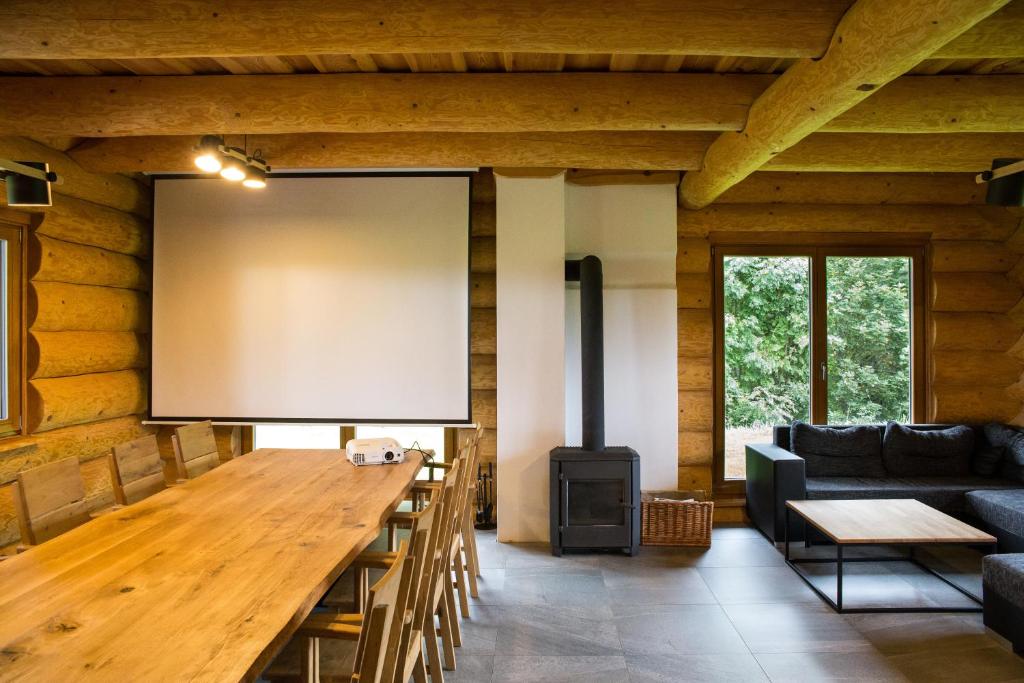 Część wypoczynkowa w obiekcie Luxusní srub až 24 lůžek - Sruby-lipno