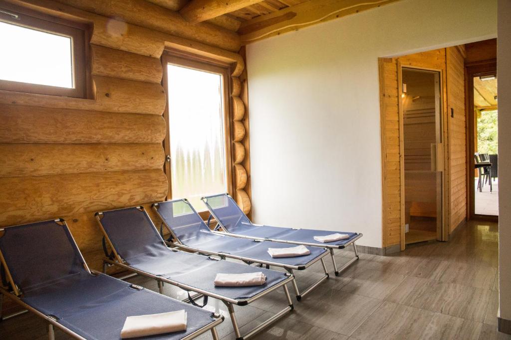 Część wypoczynkowa w obiekcie Luxusní srub až 24 lůžek - Sruby-lipno