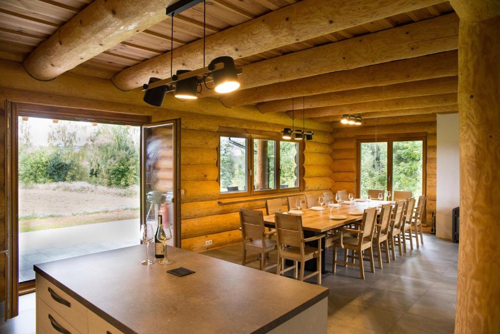 Część wypoczynkowa w obiekcie Luxusní srub až 24 lůžek - Sruby-lipno