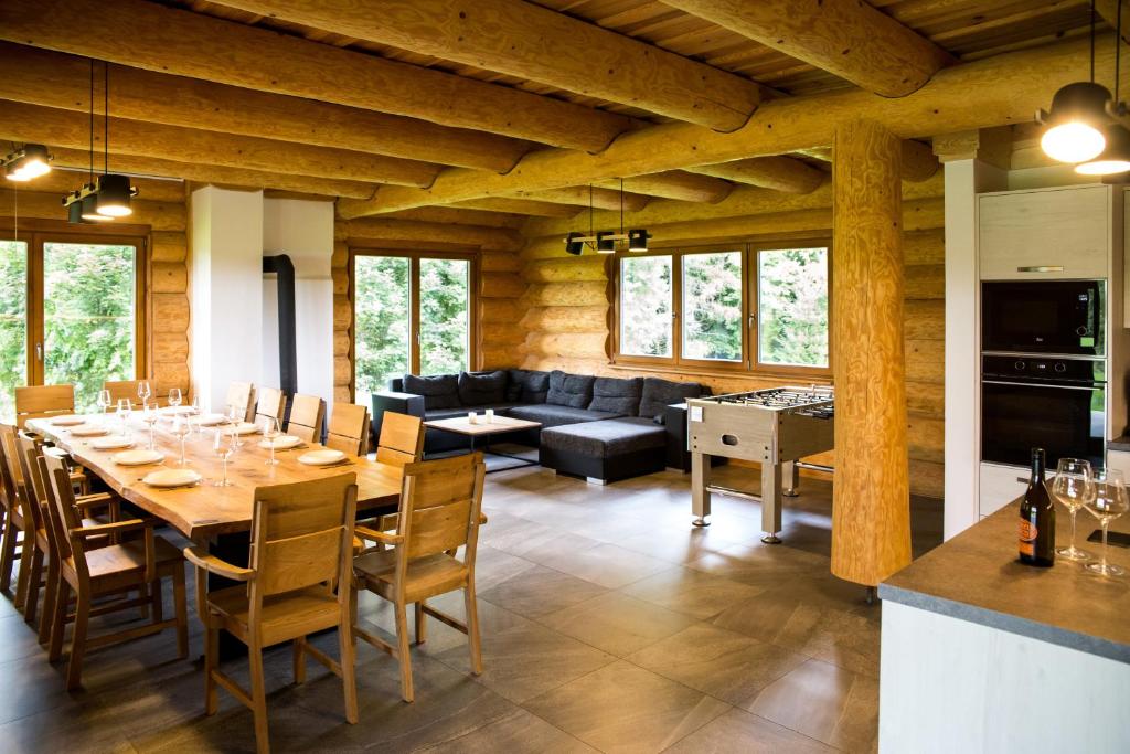 jadalnia z dużym stołem i kanapą w obiekcie Luxusní srub až 24 lůžek - Sruby-lipno w mieście Frymburk