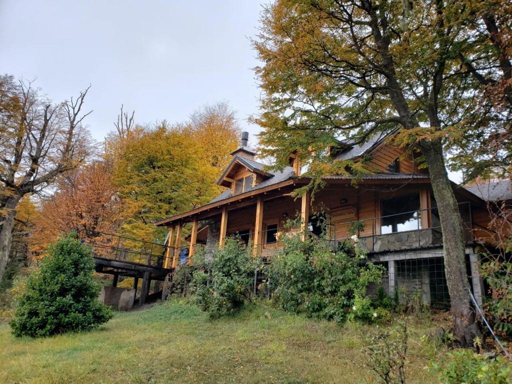 uma grande casa de madeira no topo de uma colina em Casa Lago Hermoso em San Martín de los Andes