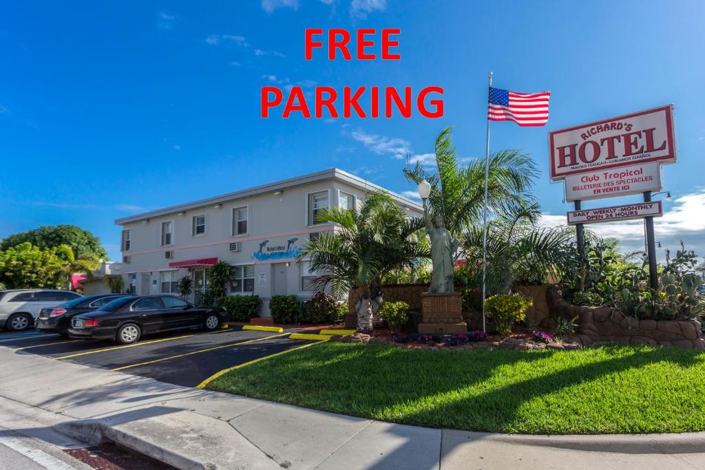 ein Hotelparkplatz mit einem kostenlosen Parkschild in der Unterkunft Richard's Hotel in Hollywood
