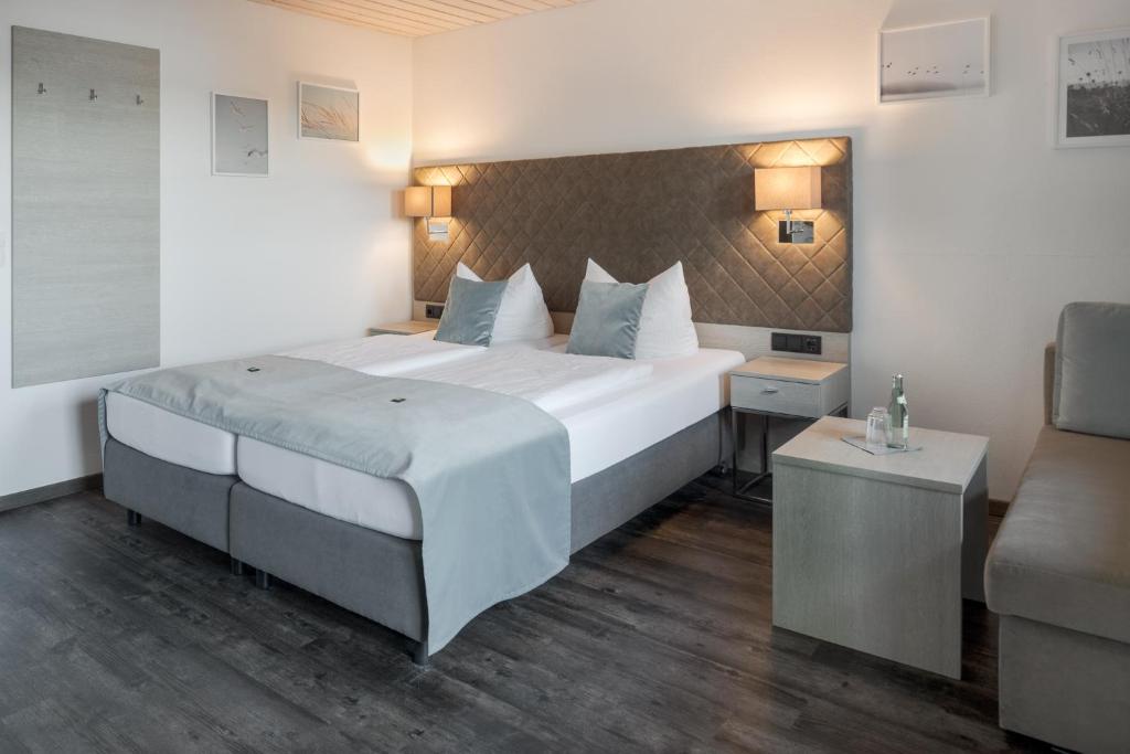 Postel nebo postele na pokoji v ubytování Hotel Garni Möwe am See