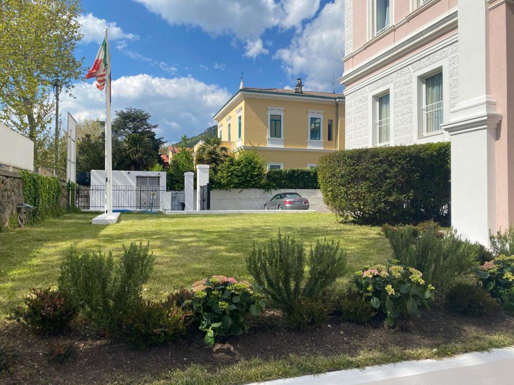 a house with a flag in the yard at Greif Hotel Maria Theresia in Trieste