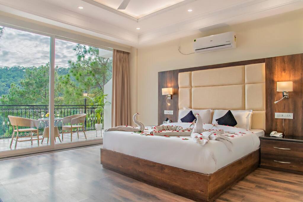 KASAULI MIST LUXURY AC 6 BEDROOM ENTIRE VILLA NEW, Kasauli – Updated 2022  Prices
