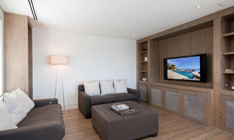 TV a/nebo společenská místnost v ubytování Amarna Luxury Beach Resort