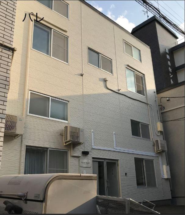 札幌市にあるAparthotel Palais Royal with Parkingの車が停まった建物