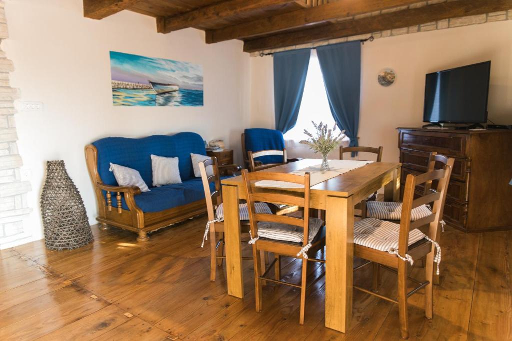 Posedenie v ubytovaní Rustic Apartment Mariva