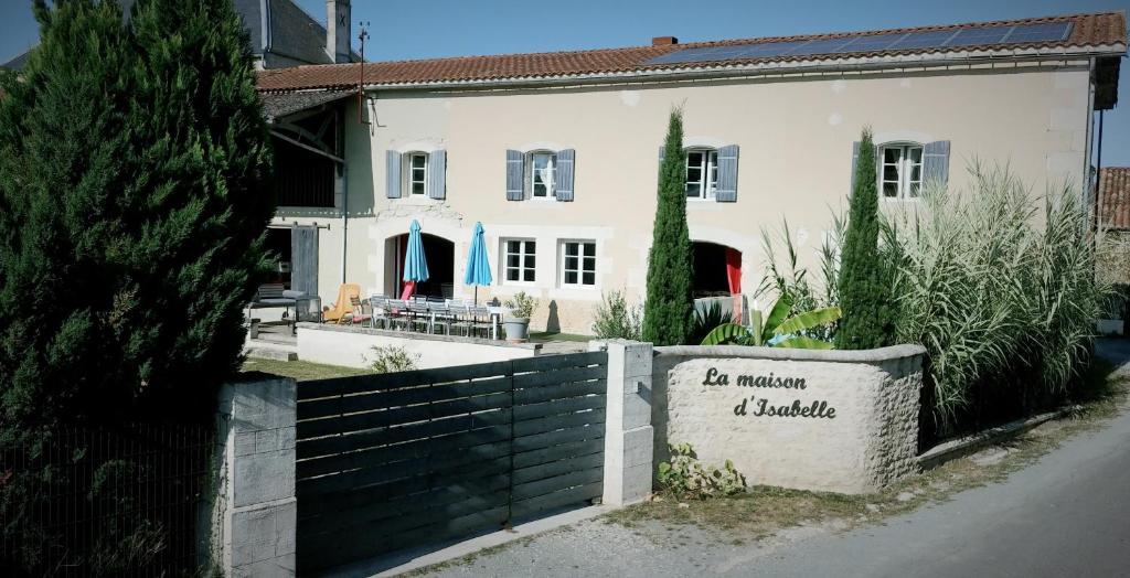 ein weißes Haus mit einem Zaun davor in der Unterkunft La Maison d'Isabelle in Voissay