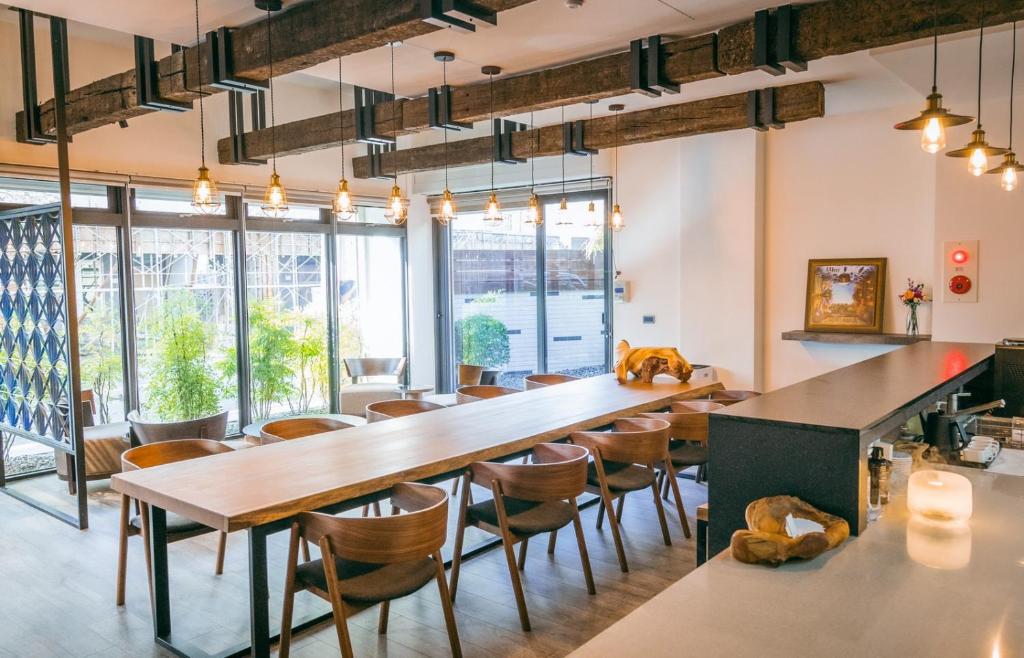 une salle à manger avec une grande table et des chaises en bois dans l'établissement 樹貳舍, à Chaozhou