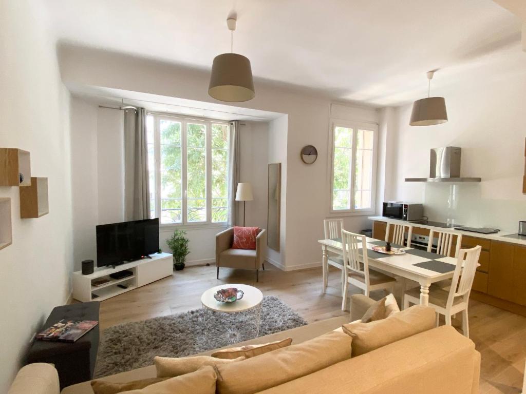 un salon avec un canapé et une table dans l'établissement Stylish two-bedroom apartment -StayInAntibes - 5 Soleau, à Antibes