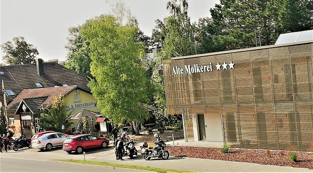 un grupo de personas en motocicleta frente a un edificio en Hotel & Restaurant Alte Molkerei Kölleda en Kölleda