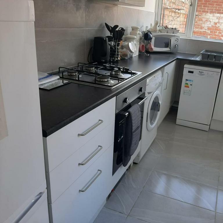 South Shield's Hidden Gem Amethyst 3 Bedroom House Sleeps 6 Guests - Maison De Trois Chambres