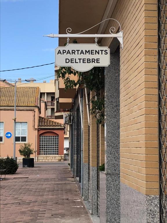 デルテブレにあるApartamentos En Deltebreの配達物を書いた建物の看板