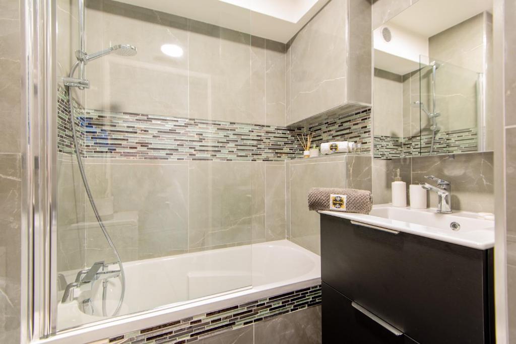 N-GUEST Suite Deluxe Grenoble - 