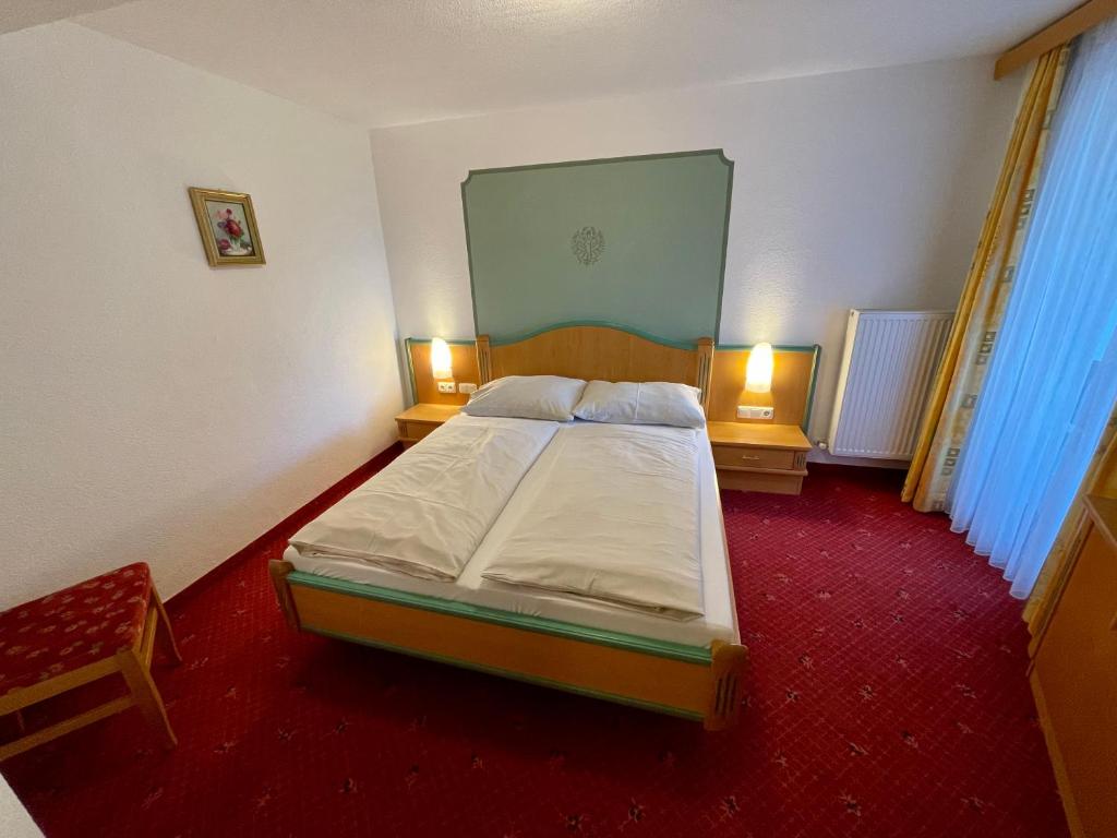 Postel nebo postele na pokoji v ubytování Hotel Gasthof Stoanerhof