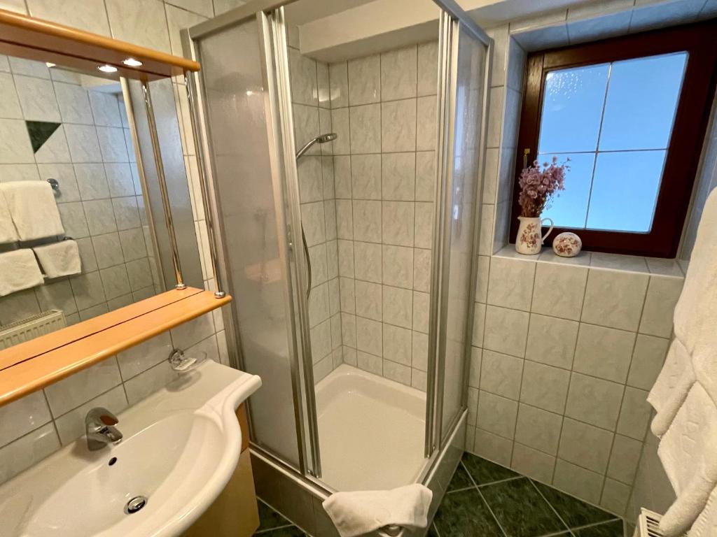Koupelna v ubytování Hotel Gasthof Stoanerhof