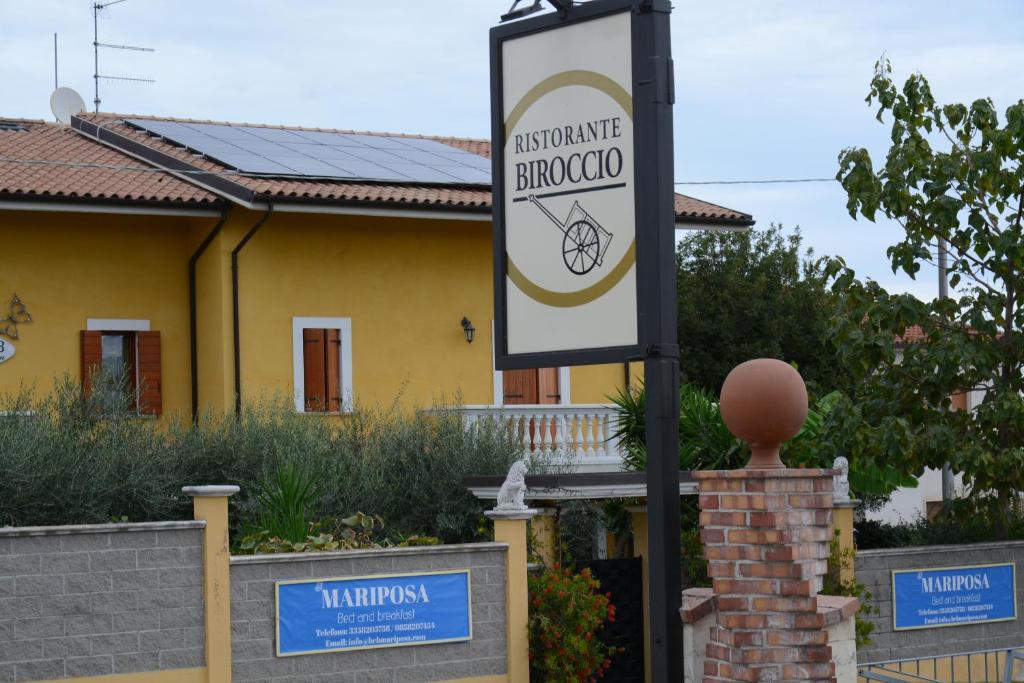 um sinal para uma loja de bicicletas em frente a uma casa em B&B Mariposa em Collecorvino
