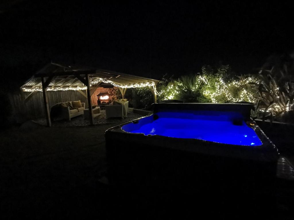 Πισίνα στο ή κοντά στο Pheasants Retreat with Hot Tub and Fire Pit