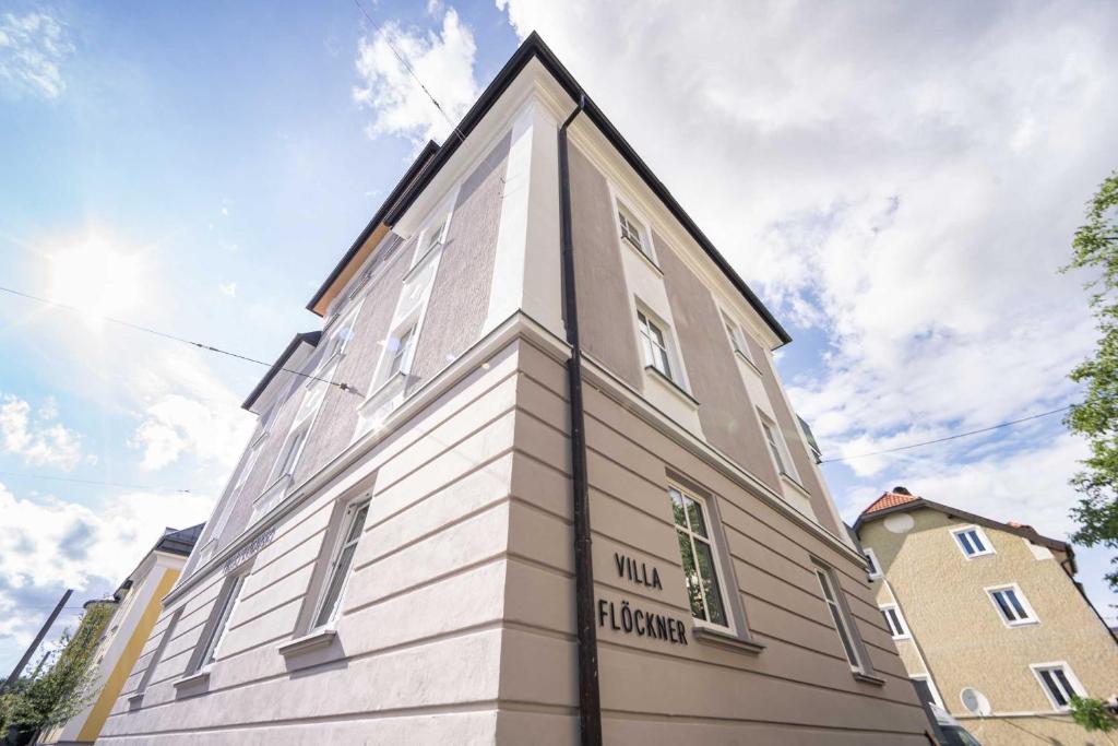 un bâtiment avec un panneau sur son côté dans l'établissement Villa Flöckner Bed & Breakfast, à Salzbourg