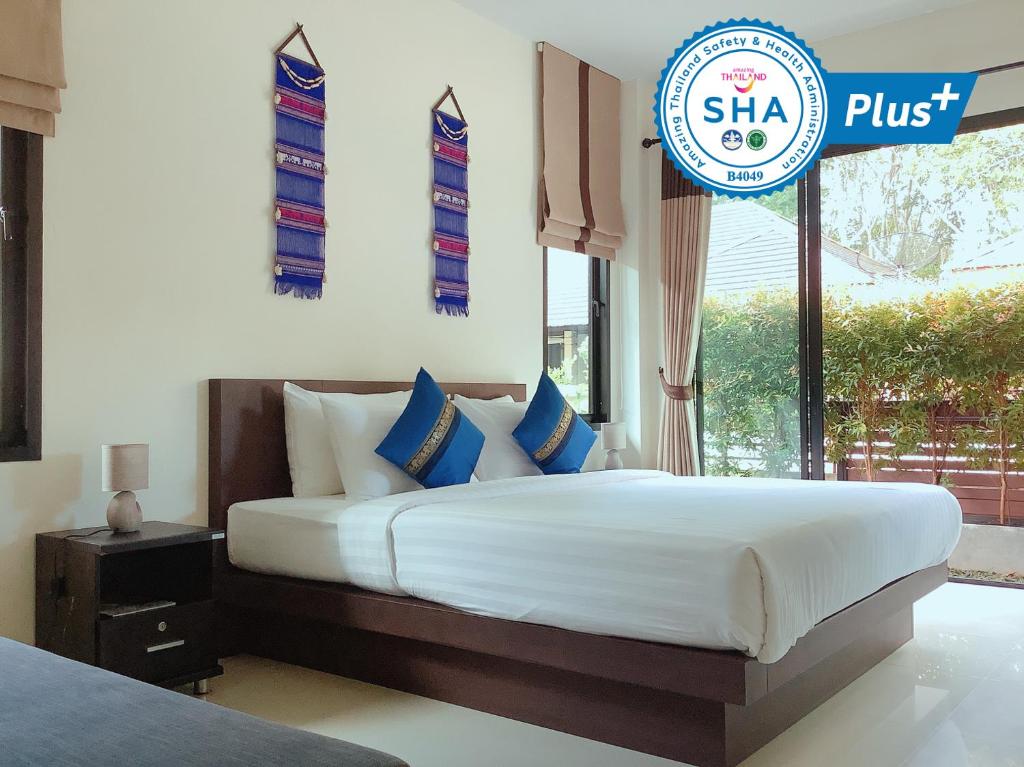 un dormitorio con una cama y un cartel que diga shka Push en Baan Piengfah Holiday Home Ao Nang, en Ao Nang Beach